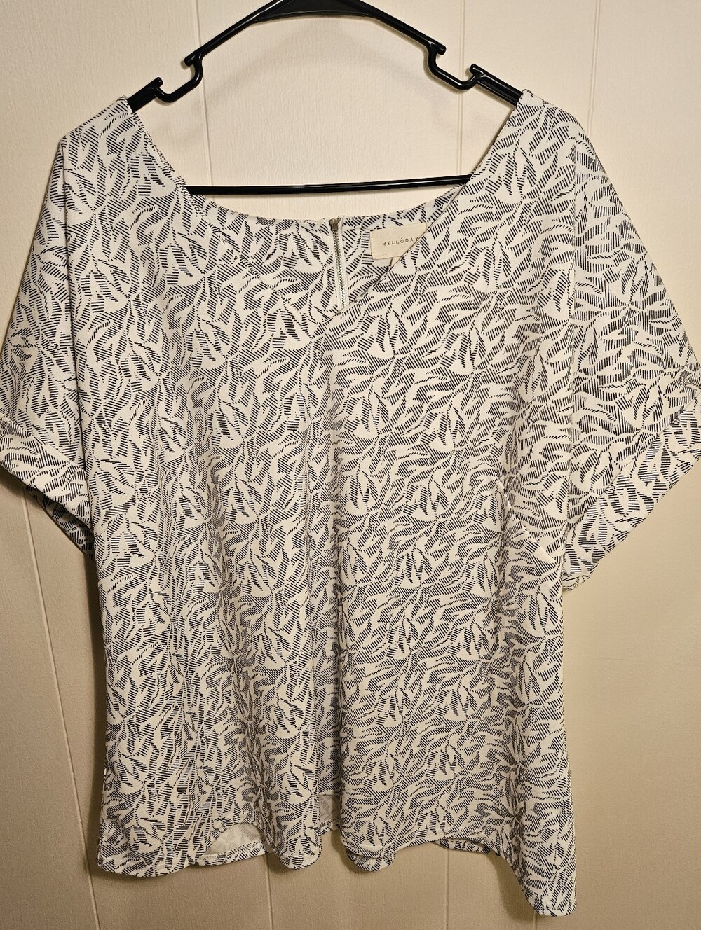 MELLODAY White and Gray Leaf-Print Scoop Neck Blouse